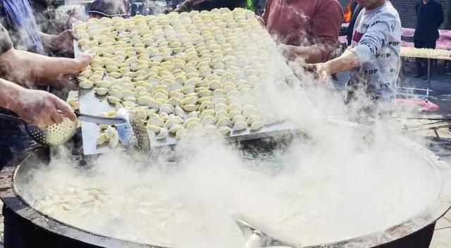 是哈马的锅！8口大锅24万个水饺敞开吃……冰城的“马拉松美食节”越来越逆天